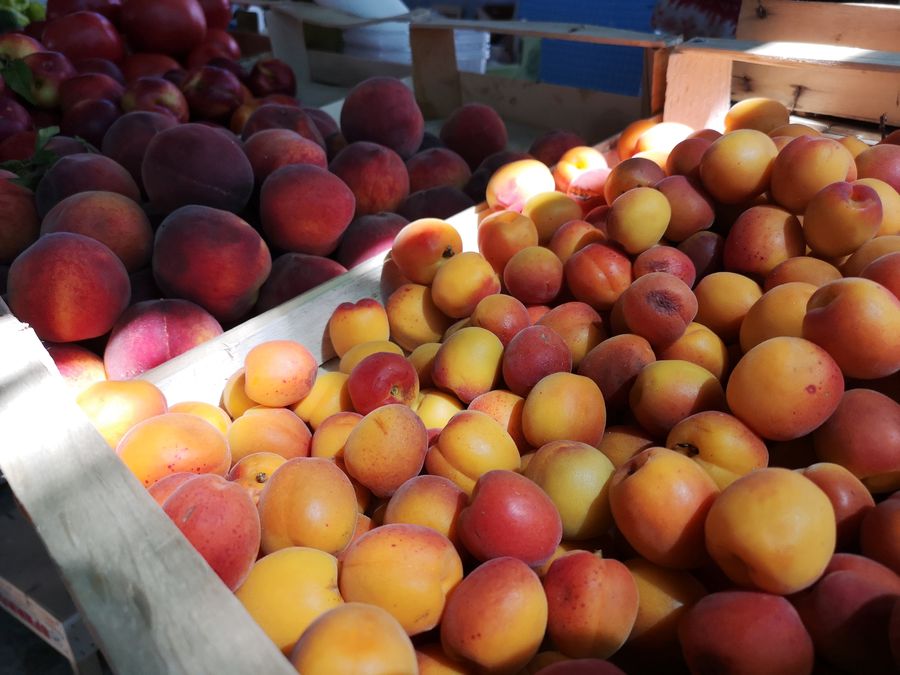 Mostar market apricots